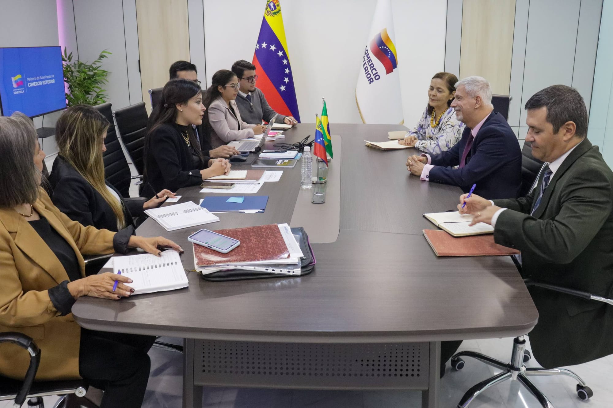 Venezuela y Brasil evalúan intercambio comercial no petrolero