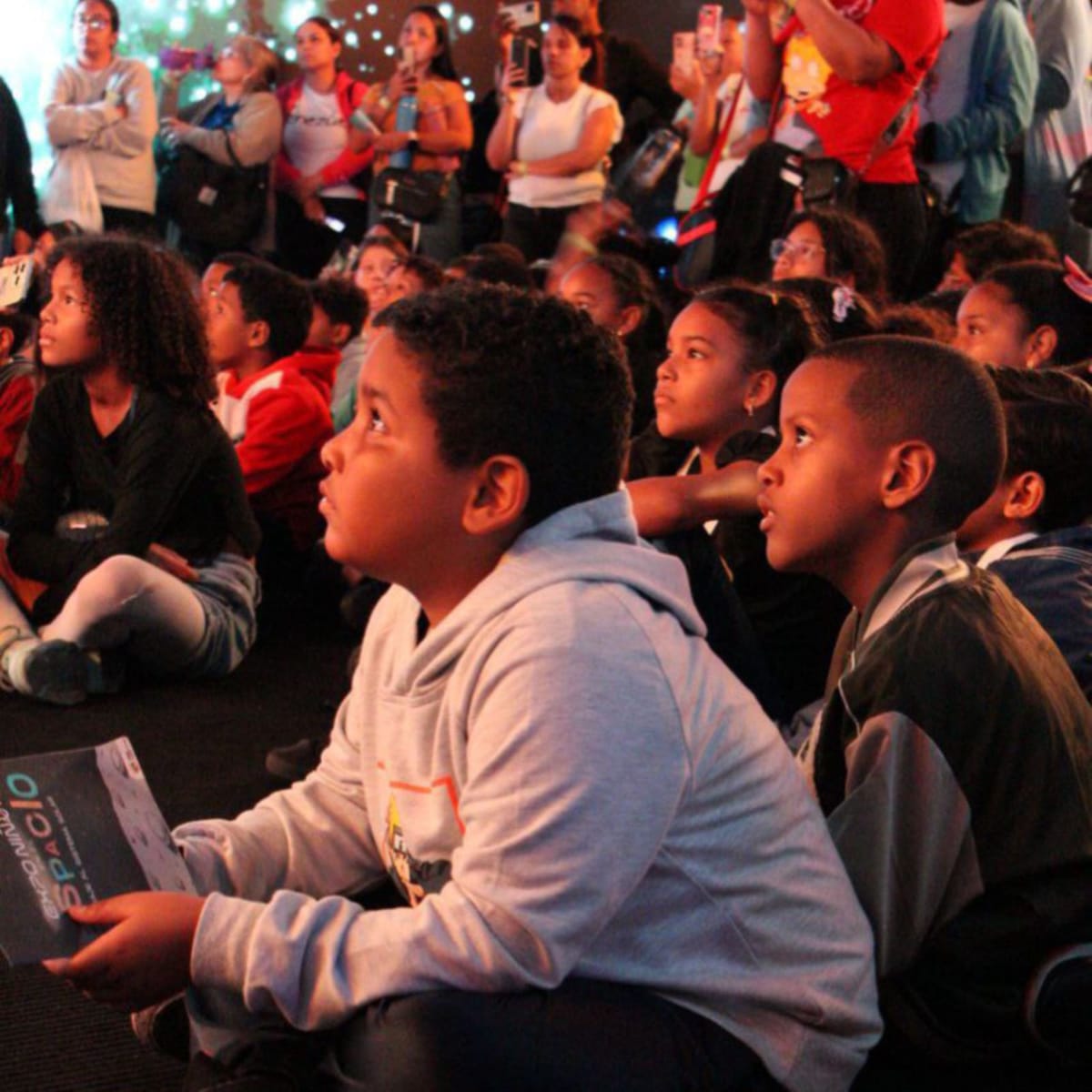Hijos de los trabajadores visitaron la Expo Espacial