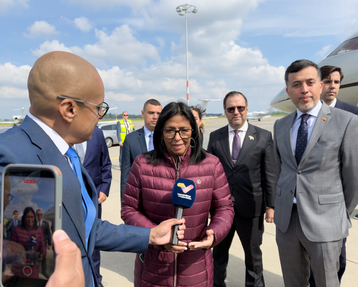 Presidenta (E) Delcy Rodríguez llega a Países Bajos para ejercer histórica defensa en la CIJ